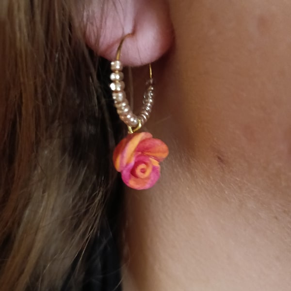 Boucles d'oreilles Créoles| Petites créoles| Boucles d'oreilles avec rose|Bo légères| petites boucles d'oreilles|créoles avec roses |2cm