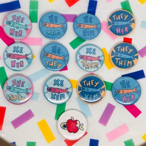 ¡Mini pins con pronombres de pez! / Insignias