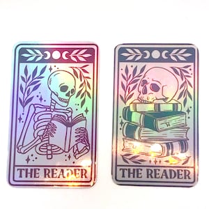 set 2 pegatinas mística holográficas, pack 2 cartas del tarot el lector "the reader" zodíaco, deco para laptop y Kindle, regalo para lector