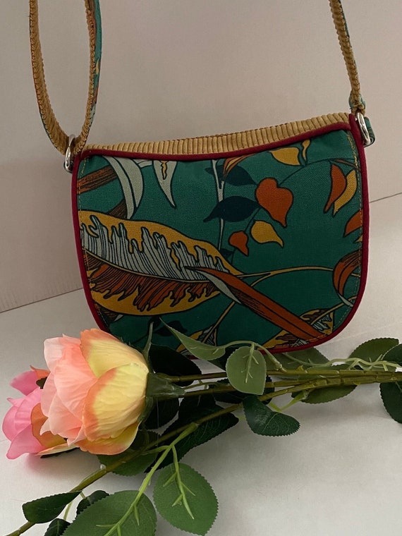 Adjustable shoulder bag for women or children