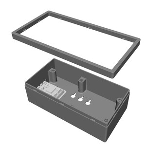 Pode incluir: Uma caixa eletr&ocirc;nica retangular cinza com uma moldura separada. A caixa tem uma base retangular com postes de montagem, orif&iacute;cios para parafusos e uma placa de circuito. A moldura tamb&eacute;m &eacute; retangular e fica acima da base.