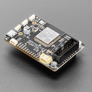 Pode incluir: Uma placa de desenvolvimento Matrix Portal preta e dourada com v&aacute;rios componentes eletr&ocirc;nicos, incluindo uma porta USB, pinos de conex&atilde;o e o texto "MATRIX PORTAL". A placa &eacute; projetada para controle de matrizes LED.