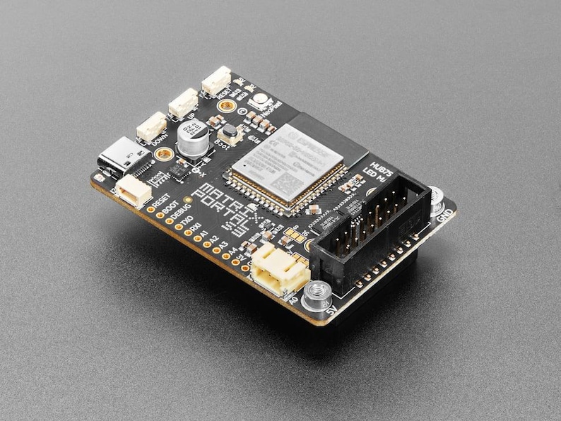 Pode incluir: Uma placa de desenvolvimento Matrix Portal preta e dourada com v&aacute;rios componentes eletr&ocirc;nicos, incluindo uma porta USB, pinos de conex&atilde;o e o texto "MATRIX PORTAL". A placa &eacute; projetada para controle de matrizes LED.