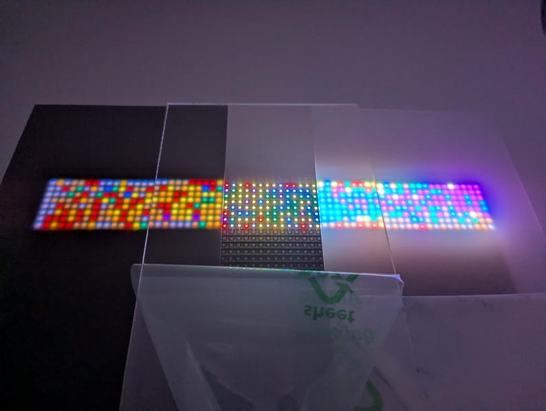 Pode incluir: Imagem abstrata com pain&eacute;is de LED iluminados. Os pain&eacute;is exibem padr&otilde;es vibrantes de luzes vermelhas, amarelas, verdes, azuis e roxas. As luzes s&atilde;o dispostas em uma forma&ccedil;&atilde;o de grade, criando uma exibi&ccedil;&atilde;o din&acirc;mica e colorida.