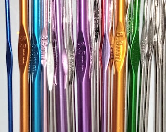 Könnte beinhalten: Eine Sammlung bunter Häkelnadeln in verschiedenen Größen, darunter 3,5 mm, 3,75 mm, 4 mm, 4,5 mm, 5 mm, 5,5 mm, 6 mm, 6,5 mm, 7 mm, 8 mm, 9 mm und 10 mm. Die Häkelnadeln sind aus Metall und haben eine glänzende Oberfläche.