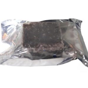 Könnte beinhalten: Eine einzelne, dunkelbraune Schokoladentafel, verpackt in durchsichtiger Plastikfolie.