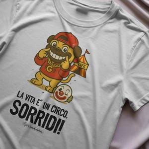 T-shirt “La vita è un circo. Sorridi!” – CaneMalefico | Maglietta divertente unisex in cotone