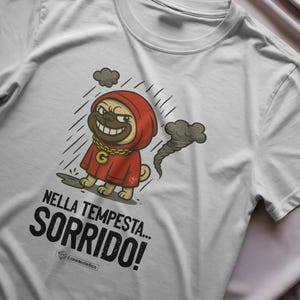 T-shirt “Nella tempesta… sorrido!” – CaneMalefico | Maglietta divertente unisex in cotone