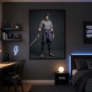 Puede incluir: Un dormitorio oscuro con un gran póster enmarcado de un personaje de anime sosteniendo una espada. La habitación cuenta con un escritorio con una lámpara, un rayo de neón y una cama con ropa de cama negra. Un letrero de neón dice "FOCUS LEVEL UP REPEAT."