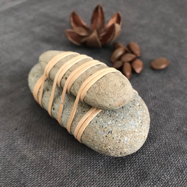 Geflochtene Steine (klein), woven stones (small size), Zen-Steine gewickelt, cane wrapped stones, zen stones