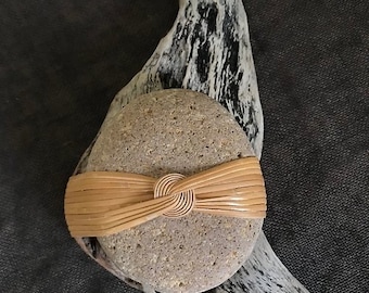 Geflochtener Stein (mittelgroß) auf Treibholz, woven stone (medium size) on drift wood, Zen-Stein gewickelt, cane wrapped stone, zen stone