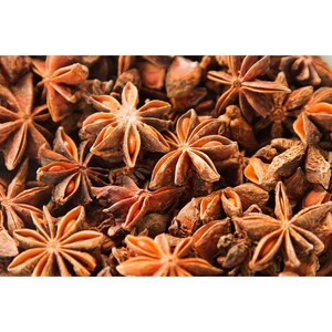 Puede incluir: Primer plano de un mont&oacute;n de an&iacute;s estrellado seco, una especia marr&oacute;n con forma de estrella.