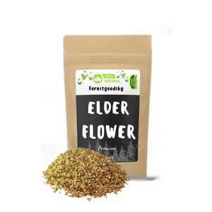 Könnte beinhalten: Ein brauner Papierbeutel mit einem weißen Etikett, auf dem "Forestgoods.bg 100% Natur Holunderblüten Premium Tee" steht. Der Beutel ist mit getrockneten Holunderblüten gefüllt.