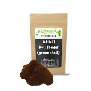 Peut inclure: Un sachet en papier brun contenant de la poudre de brou de noix, avec une étiquette indiquant 100% NATURAL Forestgoodsbg WALNUT Hull Powder (green shell) Premium grade. Un tas de poudre brun foncé finement moulue est devant le sachet.