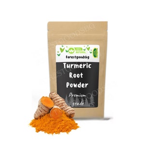 Peut inclure: Un sac en papier brun avec une étiquette indiquant "100% NATUREL forestgoodsbg Curcuma Racine Poudre Qualité supérieure". Le sac est à côté d'un tas de poudre de curcuma et de deux morceaux de racine de curcuma.