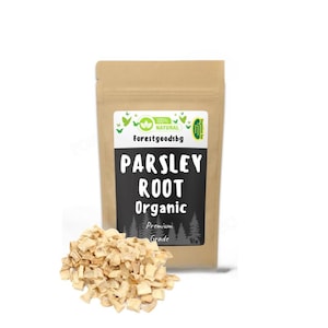 Könnte beinhalten: Ein brauner Papiersack mit Bio-Petersilienwurzel. Auf dem schwarzen Etikett steht „Parsley Root Organic“. Ein Haufen getrockneter Petersilienwurzeln liegt vor dem Beutel. Der Beutel hat einen „100% Natural“-Aufkleber.
