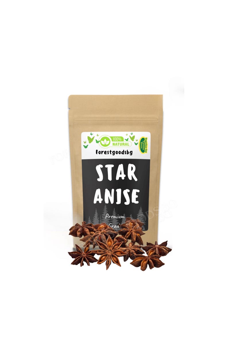 Puede incluir: Una bolsa de papel marr&oacute;n con una etiqueta blanca que dice "Forestgoods.bg 100% Natural Anis Estrellado Grado Premium". La bolsa est&aacute; llena de vainas de an&iacute;s estrellado.