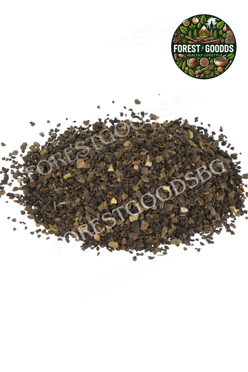 以下が含まれることがあります： 暗褐色の粗い乾燥ハーブの破片の山で、小さく不規則な木質の断片が混ざっています。右上隅には、森のイラストと「FOREST GOODDS HEALTHY LIFESTYLE」というテキストが描かれた円形のロゴがあります。