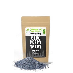 Op de afbeelding: Een bruine papieren zak met een label waarop staat "100% NATUURLIJK forestgoodsbg BLAUWE MAKKERZAAD Biologische Premium Kwaliteit". De zak is gevuld met blauwe maanzaad.
