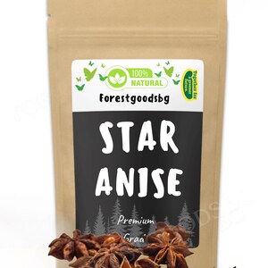 Puede incluir: Una bolsa de papel marr&oacute;n con una etiqueta que dice "100% NATURAL" y "Forestgoodsbg" con un logotipo de hoja verde. La etiqueta tambi&eacute;n dice "STAR ANISE" y "Calidad Premium". Un mont&oacute;n de vainas de an&iacute;s estrellado est&aacute;n delante de la bolsa.