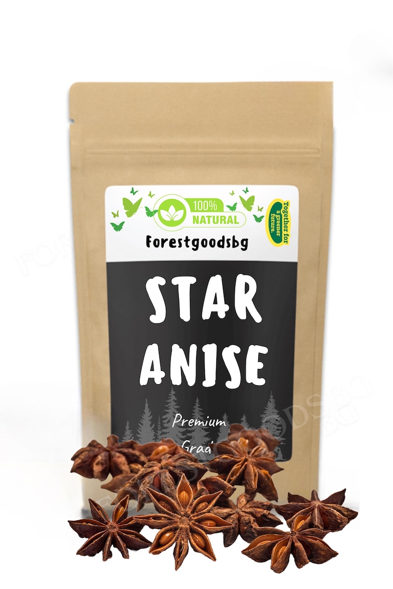Puede incluir: Una bolsa de papel marr&oacute;n con una etiqueta que dice "100% NATURAL" y "Forestgoodsbg" con un logotipo de hoja verde. La etiqueta tambi&eacute;n dice "STAR ANISE" y "Calidad Premium". Un mont&oacute;n de vainas de an&iacute;s estrellado est&aacute;n delante de la bolsa.