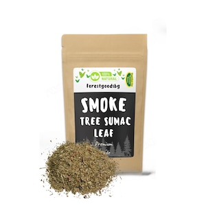 Könnte beinhalten: Ein brauner Papierbeutel mit einem Etikett, auf dem "Smoke Tree Sumac Leaf" und "100% Natur" mit einem grünen Logo steht. Vor dem Beutel liegt ein Haufen getrockneter grüner Blätter.