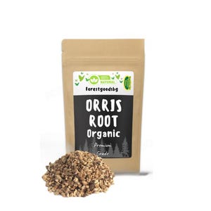 Peut inclure: Un sac en papier brun avec une étiquette blanche indiquant "forestgoodsbg 100% NATUREL RACINE D'IRIS Biologique Qualité Premium". Le sac est rempli de racine d'iris séchée.