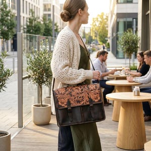 Spersonalizowana, ręcznie tłoczona skórzana torba listonoszka, torba na laptopa 16 cali, skórzana teczka dla mężczyzn i kobiet, torba robocza z kwiatowym wzorem zdjęcie 10