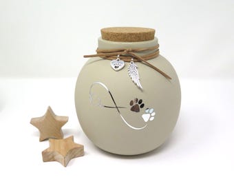 Urna para mascotas con colgantes de corazón | Urna para perros y gatos | Urna para cenizas de perros y gatos | Urna de cerámica hecha a mano para mascotas | Opciones personalizadas disponibles