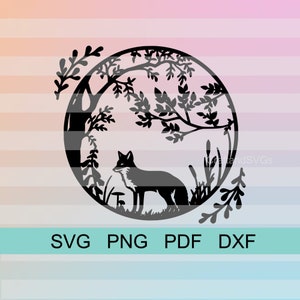 Puede incluir: Silueta en blanco y negro de un zorro de pie en un círculo rodeado de árboles y plantas. El zorro mira hacia la izquierda. El fondo es un degradado de rosa, naranja y amarillo.