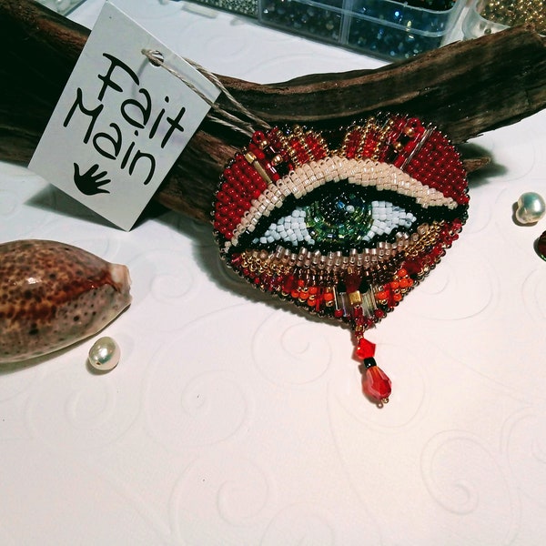 Broche coeur mauvais oeil, perles verre, cristal de Bohème. faite à la main, pièce unique