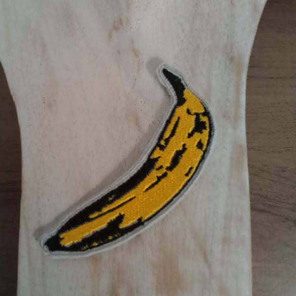 Embroidered iron-on patch "This is a banana". Dimensions: 9.5 cm x 5 cm. Inspired by Andy Warhol.