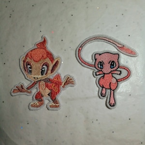 Pokémon Mew, Ouisticram. Patchs de broderie thermocollants.