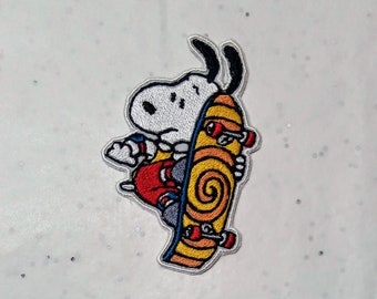 Snoopy Skate, patch thermocollant brodé, broderie complète. 9 cm x 6 cm