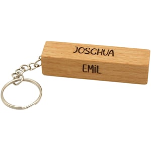 Schlüsselanhänger personalisierbar aus Holz. Familie. Mit Gravur der Namen. 4 Seiten mit Gravur. Im Geschenkekarton.