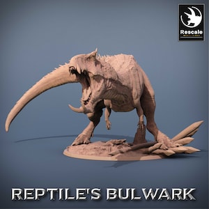 Puede incluir: Una miniatura detallada de un dinosaurio, pintada en un color marrón claro, con un hocico largo y dientes afilados. El dinosaurio está de pie sobre una base con una textura rocosa. La miniatura se titula "Reptile's Bulwark".