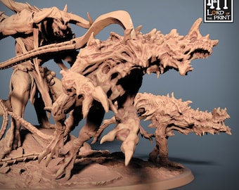 Può includere: Un set di tre creature mostruose stampate in 3D, che comprende una grande creatura rettile con artigli e una lunga coda sottile, una creatura più piccola, più umanoide, con corna e una lunga coda sottile, e una creatura più piccola, più rettile, con una lunga coda sottile. Le creature sono tutte in una posa di combattimento, con artigli e denti scoperti. Il set è dipinto in un colore marrone chiaro, e il testo "DARKNESS CORRUPTS" è stampato sulla base.