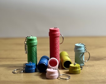 Kapsel-Schlüsselanhänger für unterwegs, ideal für Medikamentenpillen, Pillendose für die Reisetasche, personalisierter Geschenkschmuckhalter