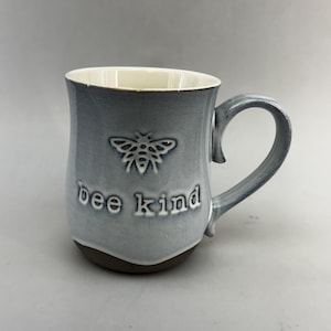 La Rochelle Steingutbecher | Geprägte Kaffeetasse mit Bienenmotiv, rustikaler Landhausstil