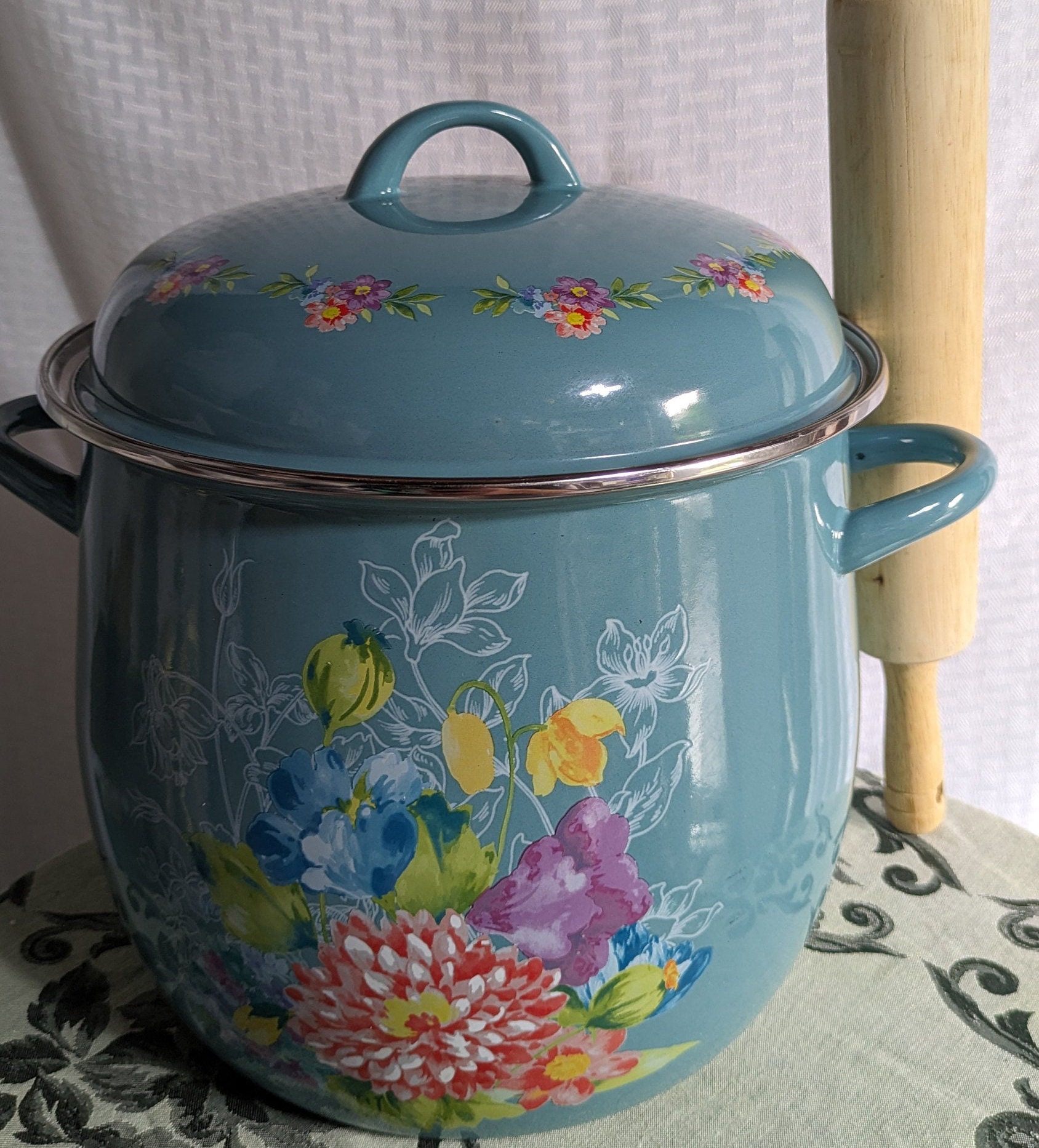 12 Quart Soup Pot Pioneer Woman With Blooming Bouquet in Teal. 