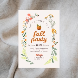Könnte beinhalten: Eine Einladung zur Herbstparty mit floralen Akzenten. Die Einladung zeigt den Text "You're Invited to a Fall Party" mit einer Kürbisillustration. Details beinhalten Datum, Uhrzeit und RSVP-Informationen.