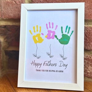Impresión de huella de mano con dos flores para el Día del Padre – Recuerdo de huellas de manos para niños – Descarga digital – Opción personalizada – Regalo para el recuerdo del bebé