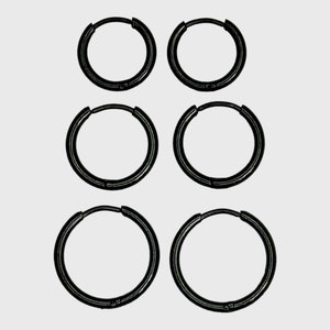 Pendientes negros pequeños de aro fino con bisagras de acero inoxidable