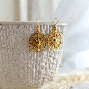 Hangende oorbellen met zonnehanger gouden oorbellen handgemaakt met zonnehanger minimalistisch cadeau boho hippie statement groot rond