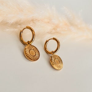 Creolen mit Anhänger Alea goldene Kreolen klein Handmade Ohrringe mit Sonne minimalistisch Geschenk Boho Hippie 18k vergoldet Rund Bild 3