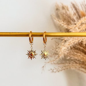 Creolen mit Sonnenanhänger "Soleani" goldene Creolen klein Handmade Ohrringe Kreolen mit Anhänger Sonne minimalistisch Geschenk Boho Hippie