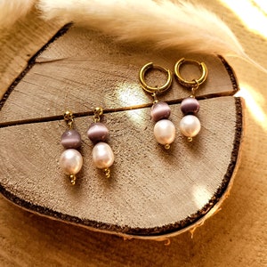 Goldene Creolen oder Ohrstecker "Juna" 18K vergoldet mit Süßwasserperle und lila Glasstein als Anhänger Handmade Perlencreolen Flieder Boho