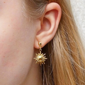 Ohrstecker mit Sonnenanhänger "Soleani" goldene Ohrringe klein Handmade Ohrringe Kreolen mit Anhänger Sonne minimalistisch Geschenk Boho
