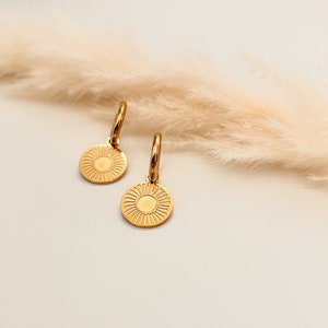 Creolen mit Anhänger Alea goldene Kreolen klein Handmade Ohrringe mit Sonne minimalistisch Geschenk Boho Hippie 18k vergoldet Rund Bild 2
