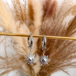 Orecchini a cerchio con ciondolo a forma di sole "Soleani" orecchini a cerchio in argento piccoli orecchini fatti a mano orecchini a cerchio con ciondolo a forma di sole regalo minimalista boho hippie